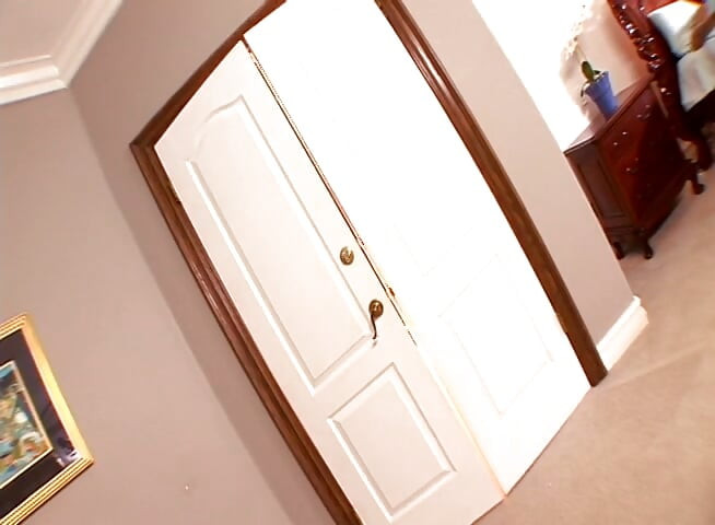 若い痩せた女の子がベッドに飛び込んで激しいチンコに乗る