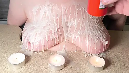 Brüste mit heißem Kerzenwachs und danach schlagen