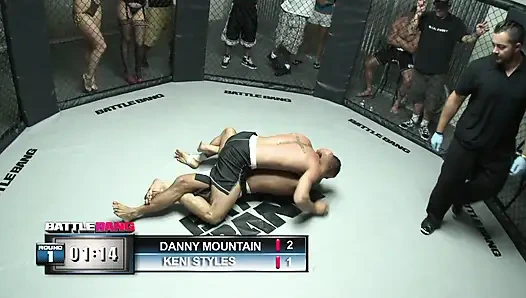 Azgın kaltak sikiş deliğinin güçlü ve şişmiş amcığı spermle dolu görünüyor