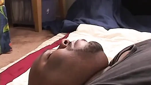 Siyah kel Palooka dolgun zenci ev hanımı Kira'nın büyük göğüslerini ve pembe kıyafetli büyük garajıyla sikiyor