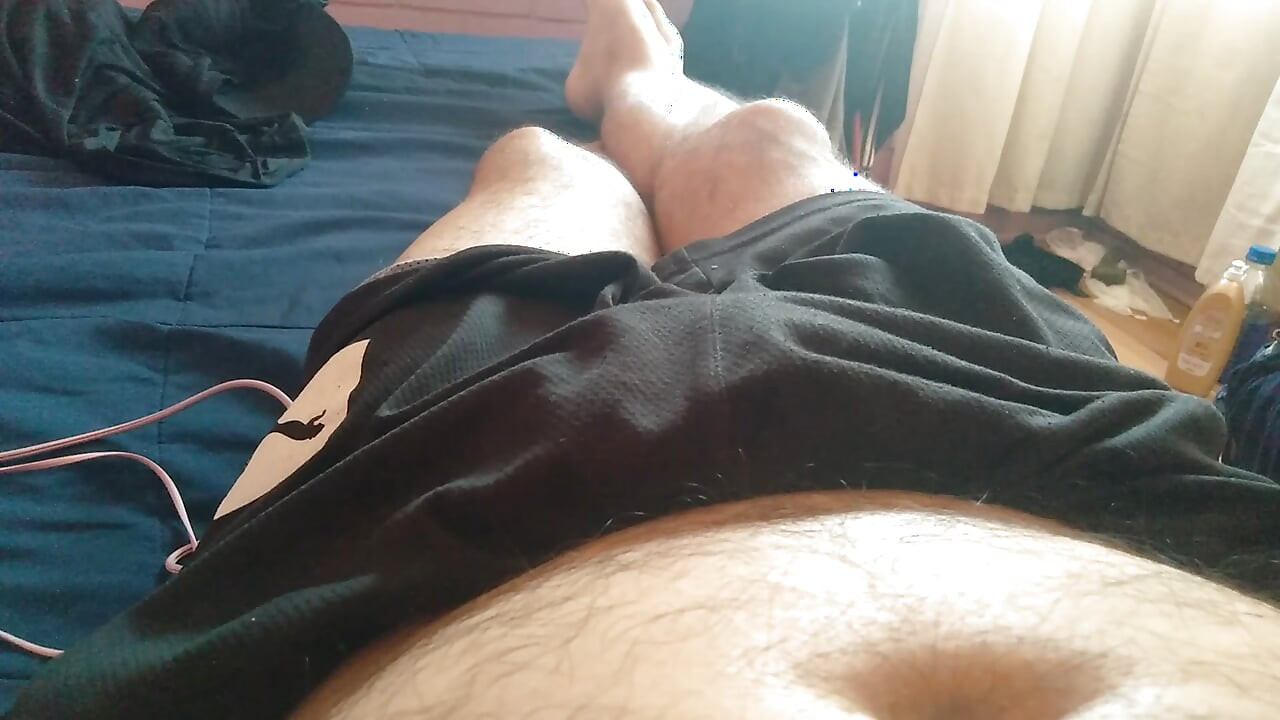 看看这个巨大的鸡巴被一些手指抚摸