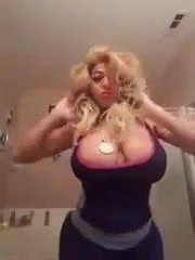 I love it, that she knows, i love it, when she dances for me