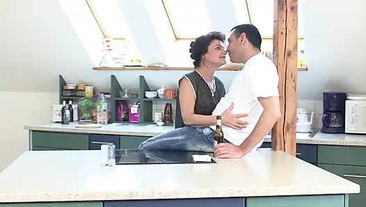 Olgun esmer orta yaşlı seksi kadın mutfak tezgahında sert sikiliyor