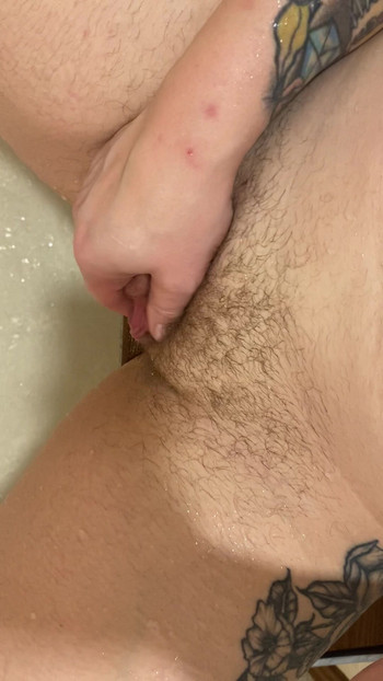 Ftm แตดใหญ่ชักว่าวในห้องอาบน้ํา