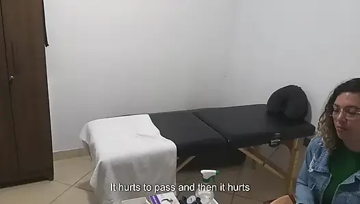 Настоящий доктор осматривает анус и грудь пациентки.