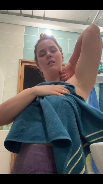 Aku membiarkanmu mencukur tubuhku