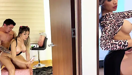 Çarpıcı latin orta yaşlı seksi kadın! Kayınvalide diğer odada inlerken heyecanlanıyor ve mastürbasyon yapıyor!