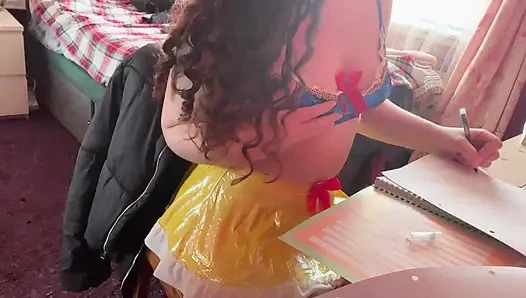 SnowWhite возбужденно учится