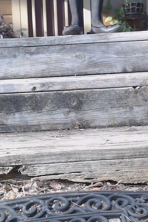 Kaki Di Luar Memancut Di Tangga Di Rumah Pangsa