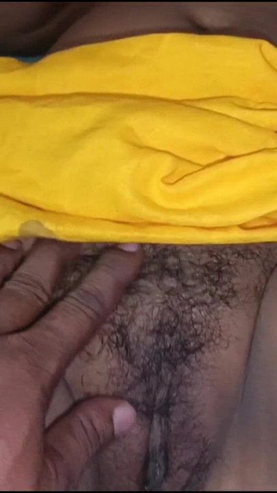Indian big aunty wearing yellow saree and blouse sucking her beloved boy's penis. Attractive woman gives food delivery boy a blo | Clip 2