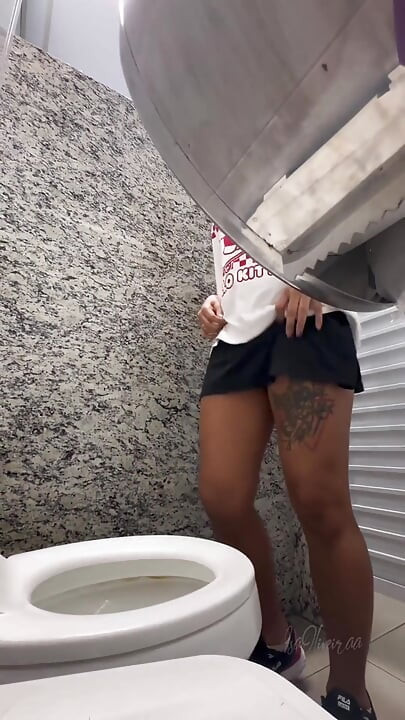 公衆トイレでの射精写真とまとめ