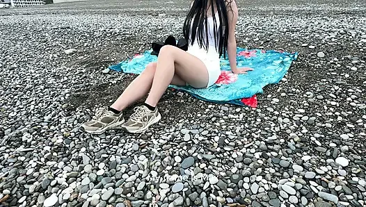 Dia dengan yakin berguling ke orang asing di pantai dan menidurinya dengan keras di alam. Ngomong jorok