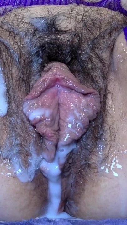 Tante seksi dengan memek tembus sperma ini lagi asik muasin memeknya pakai kedua tangannya sampai orgasme berjamaah | Klip 2