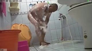 Stiefvader gaat douchen