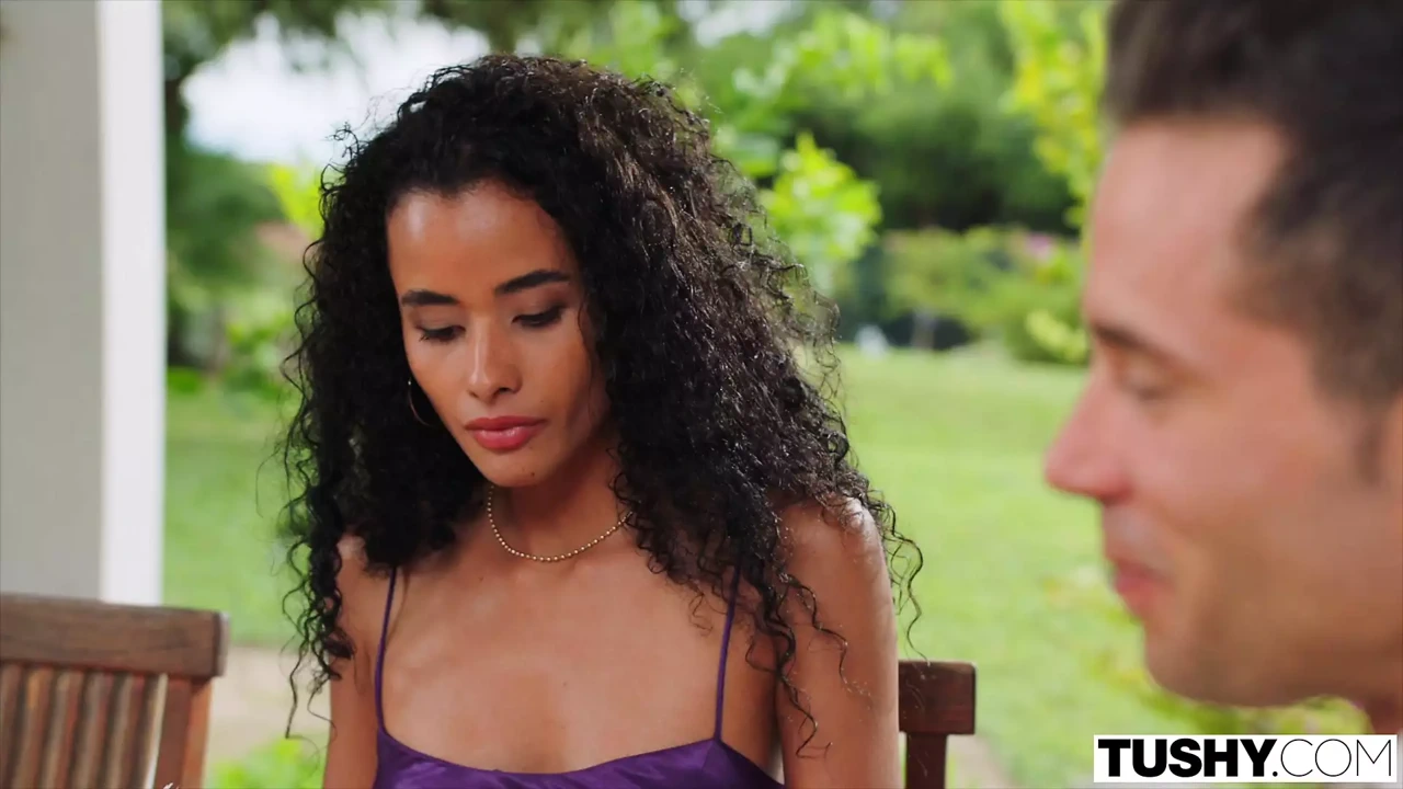 Tushy người mẫu tuyệt đẹp Mia với cặp mông hoàn hảo banh rộng