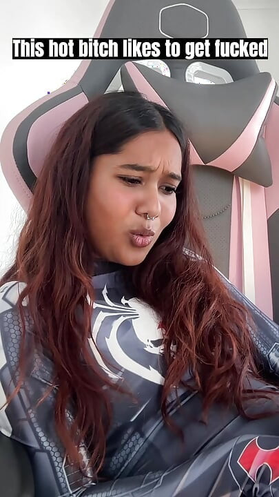 Das kleine desi-mädchen Mia Z masturbiert und reagiert auf hentai