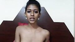 Magrinha indiana camgirl com mamilos inchados