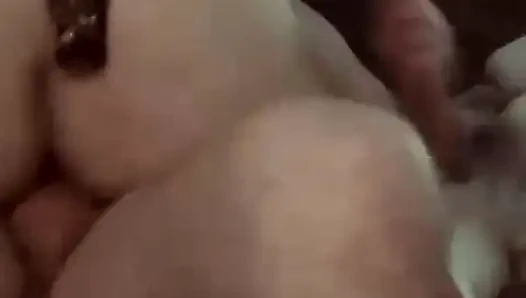 Tante seksi yang lagi selingkuh masturbasi di kamar tidur dan lanjut ngentot sama sahabat suaminya sendiri di tangga
