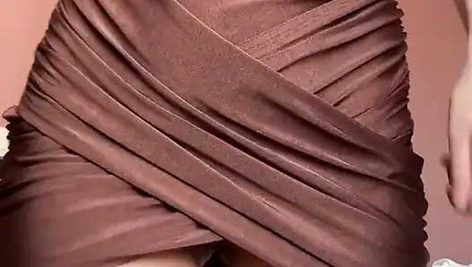 Asmr, kısa elbiseli Rus güzel kız içine bir tampax sokar