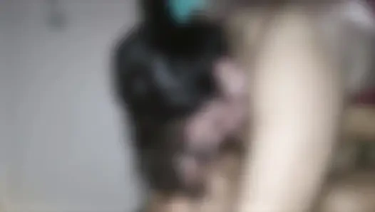 Evli evli kadının amını bolca dölle dolduruyor ve gavat onu yaladı