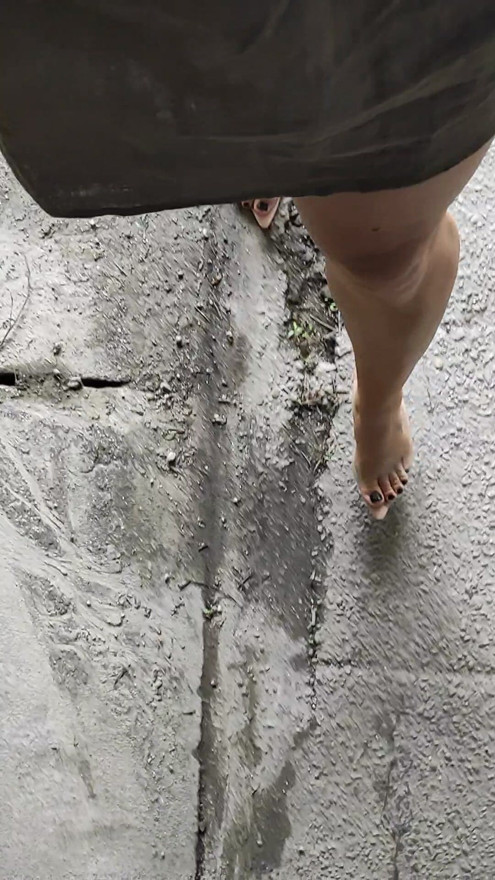 JoanaLoveTs andando e se masturbando ao ar livre em uma passagem escura subterrânea