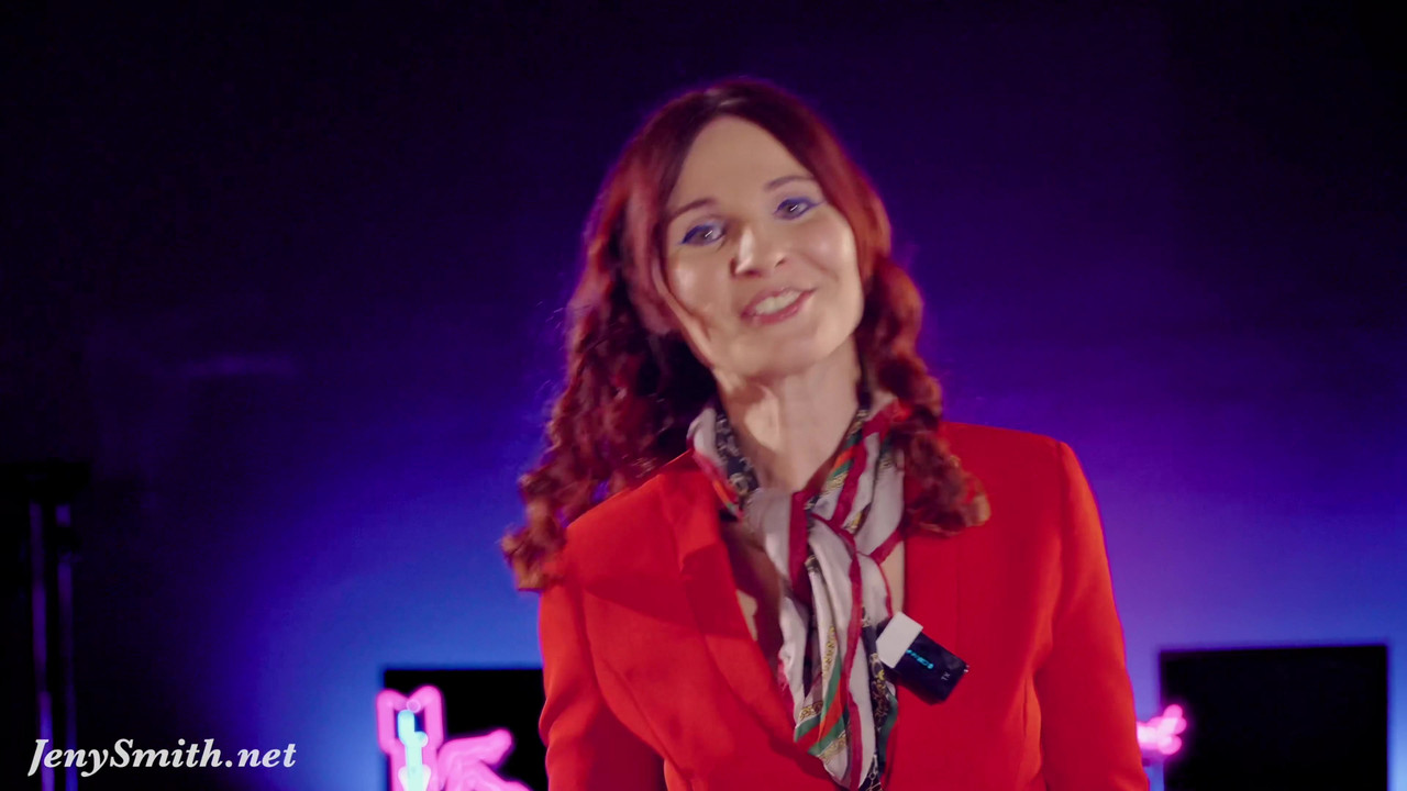 治疗不安全：她在中途脱衣服