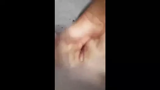 Gözleri bağlı orta yaşlı seksi kadın esaret seansında bilekler ve ayak bilekleri bağlı, oral seks, yarağının amcık suyunu yiyor.