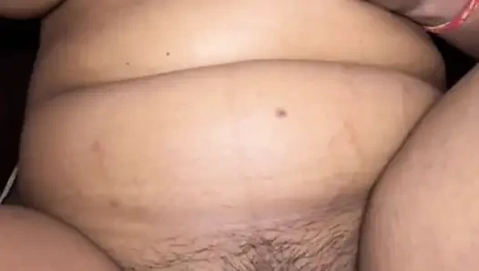 Reines desi, sexy schätzchen reibt ihre muschi