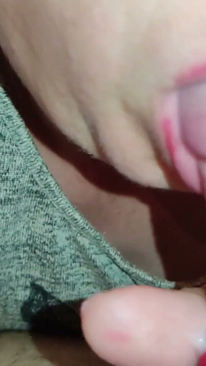 Ağzına boşalmak - amatör ev hanımı milf inanılmaz bir oral seks pov verir | Klip 1