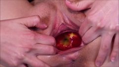 Gioca con una mela