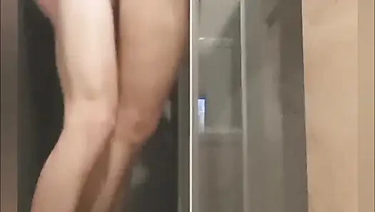 Gadis kampus 19 tahun di kamar mandi oleh meriam penuh dan membuatnya orgasme berkali-kali!t