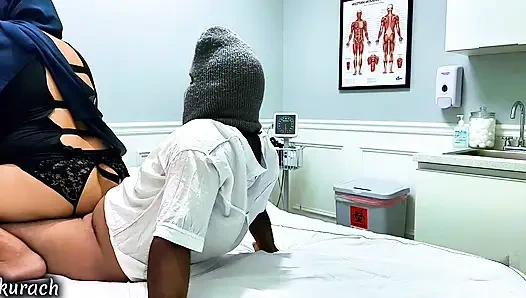 Ateşli hemşire bir hastanın yanına geldi ve onu sikti