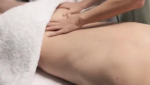 Seksi hemşire masaj yaptı, masada sikişirken kendini siktiriyor