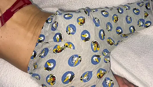 мачеха лежала читая книгу помогла кончить на ее горячую упругую попку