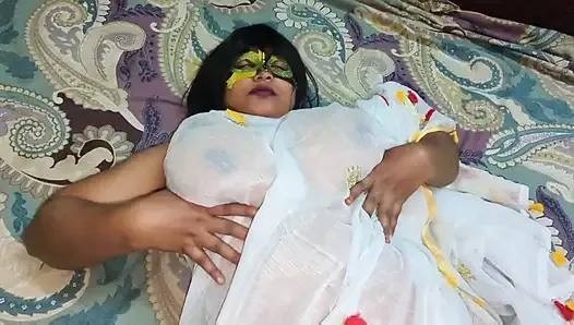 Soirée du Nouvel An - une Indienne sexy se fait baiser
