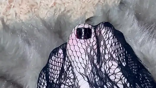 Играю с моими ногами в сексуальных чулках и на каблуках