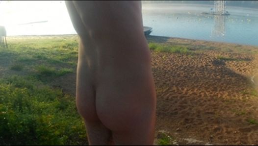 Un paseo matutino en una playa desnuda - caminante desnudo
