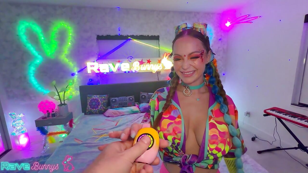 Katalina Kyle dansează twerk în ciorapi până la coapse înainte să cadă în genunchi!