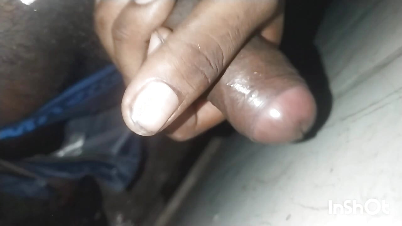 一个肮脏的男孩在浴室里致敬