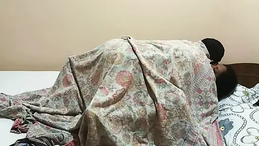 Горячий трах и кримпай в киску дези Kamla Bhabhi Mornig на кровати