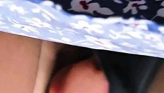 Er kommt hart in ihrem höschen unter ihrem rock in einem überfüllten bus