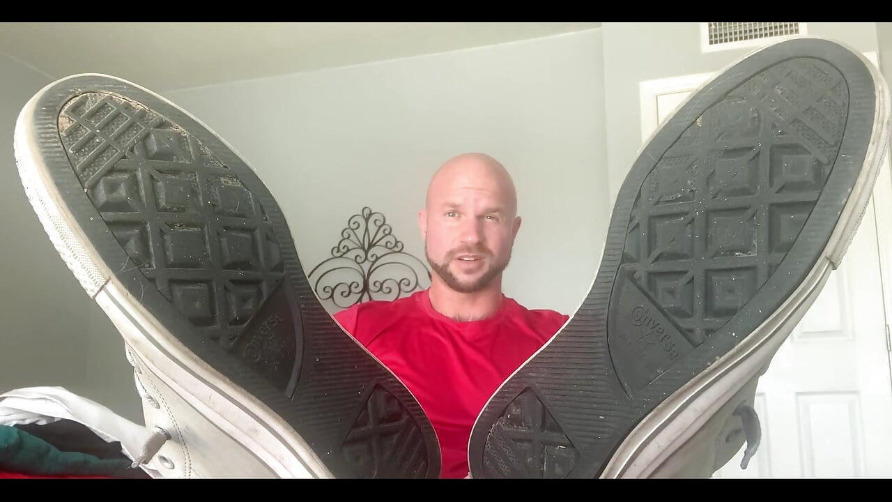 ‪it’s Bit Weird as You Take My Shoes off