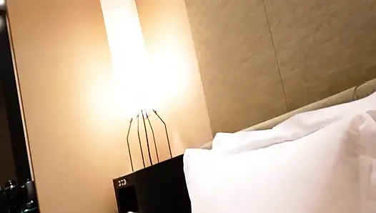Bakış açısı otel gecesi. Kendini tutmadan her anın tadını çıkarıyor