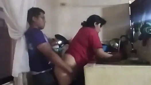 Karım oturma odasındayken hizmetçiyi mutfakta sikiyorum