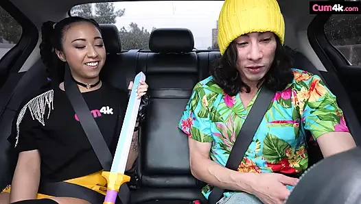 Косплей-шлюшка получает огромные порции спермы в ее пизду