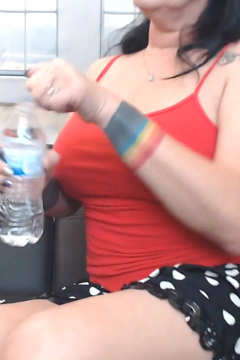 جيانتيس تجلس على رجال منكمشين