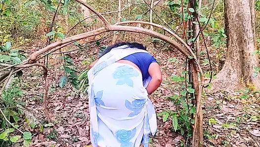 Desi Outdoor-Dschungelfick. Stiefmutter und stiefsohn hardcore-ficken im wald. Telugu dirtytalk.