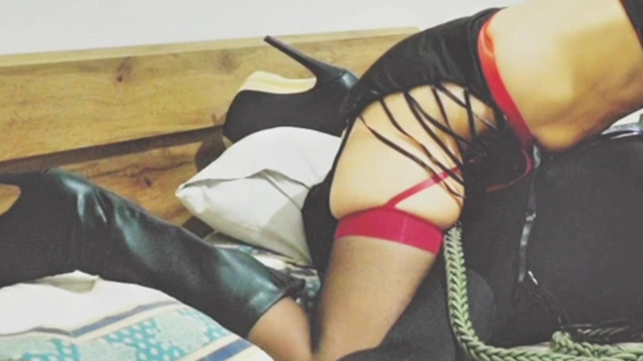 Mistress Fontanna twarz siedzi na przywiązanym niewolniku, jest bezradny i może po prostu oddychać jej cipką