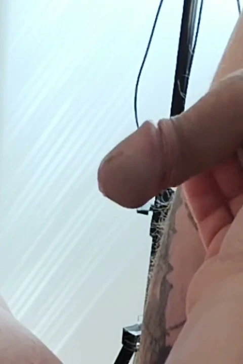 射在我继母的身体和她的嘴里, 然后撸管