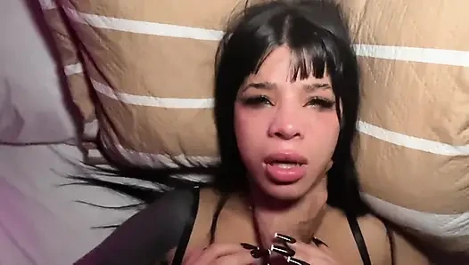 EIN SÜSSES, UNTERWÜRFIGES MÄDCHEN MIT GROSSEN BRÜSTEN BEKOMMT EINE INTENSIVE EJAKULATION!